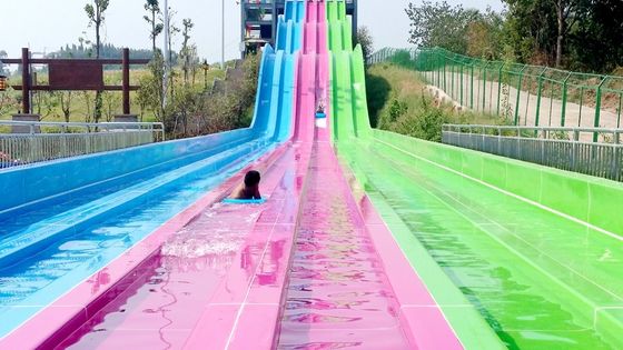 De kleurrijke het Rennen Ritten van het Waterpark, Vakantietoevlucht met Waterparken voor Familie