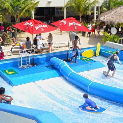 Het Waterrit van Flowrider van wateraantrekkelijkheden het Kunstmatige Surfen voor Twee Surfers
