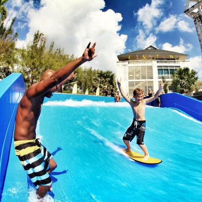 Het Waterrit van Flowrider van wateraantrekkelijkheden het Kunstmatige Surfen voor Twee Surfers