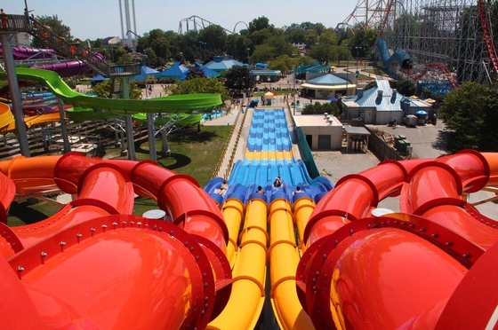 Aantrekkelijk Vlinder het Rennen Gegalvaniseerd Het Koolstofstaalkader van het Glasvezelwater Dia's voor Aqua-Park