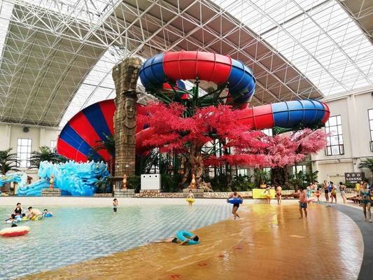 De Volwassene en de Kinderen Aangepast de Dia Groot van het Tornadowater van het Aquapark