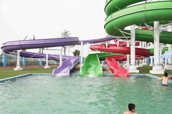 Het groene Grote Commerciële Poolwater glijdt voor van de Themapark/Binnenplaats de Jonge geitjes van Waterdia's
