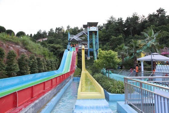 De multidia's van het de Douanewater van de Stegenregenboog FRP in een Dia van het Pretparkwater