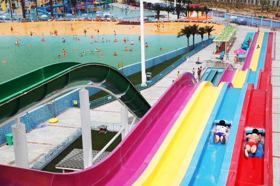 De multidia's van het de Douanewater van de Stegenregenboog FRP in een Dia van het Pretparkwater
