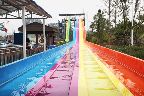 De multidia's van het de Douanewater van de Stegenregenboog FRP in een Dia van het Pretparkwater