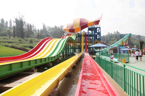De kleurrijke Dia van het Hoge snelheids Volwassen Water met de Bouw van het WaterPretpark