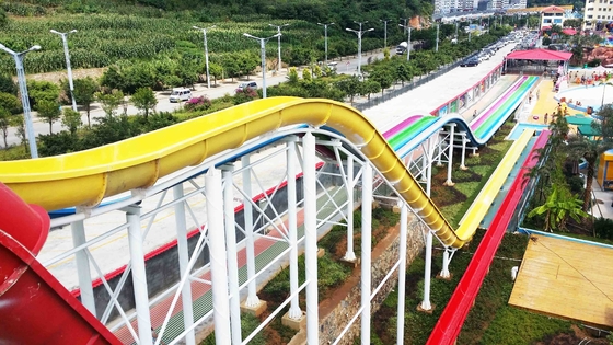 De kleurrijke Dia van het Hoge snelheids Volwassen Water met de Bouw van het WaterPretpark