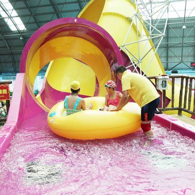 Kinderenwaterslide boven het waterdia van de grondpool voor spel van het familie het interactieve water