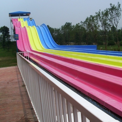 De zij aan zij Multi-lane Dia van het Glasvezelras, het Rennen Waterslide, de Dia's van het Douanewater