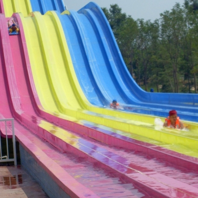 De zij aan zij Multi-lane Dia van het Glasvezelras, het Rennen Waterslide, de Dia's van het Douanewater