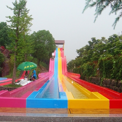 De zij aan zij Multi-lane Dia van het Glasvezelras, het Rennen Waterslide, de Dia's van het Douanewater