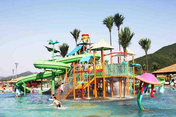 Het aangepaste het Waterpark van Kinderen, de Dia's van het Glasvezelwater onderhoudt meer dan 400 Gasten