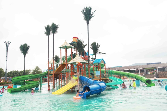 Het aangepaste het Waterpark van Kinderen, de Dia's van het Glasvezelwater onderhoudt meer dan 400 Gasten