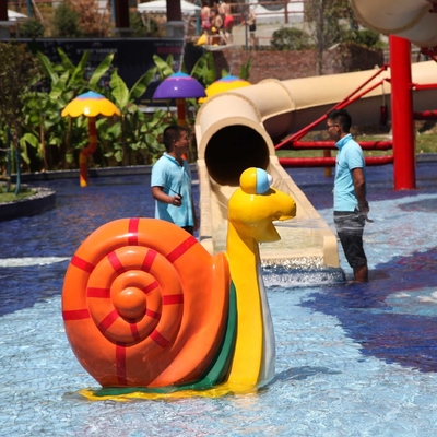 Van de het Spelnevel van het glasvezelwater Gevormd het Parkmateriaal met Beeldverhaaldier