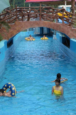 Van de Pompaqua van de hoge druklucht van de het Park het Luie Rivier Stromende Water snel opzij