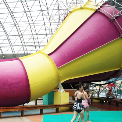 Kinderenwaterslide boven het waterdia van de grondpool voor spel van het familie het interactieve water