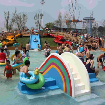 De kleine Dia van de Regenboogbrug, het Parkdia van het Kinderenwater van Kleine Waterpark voor Jonge geitjes