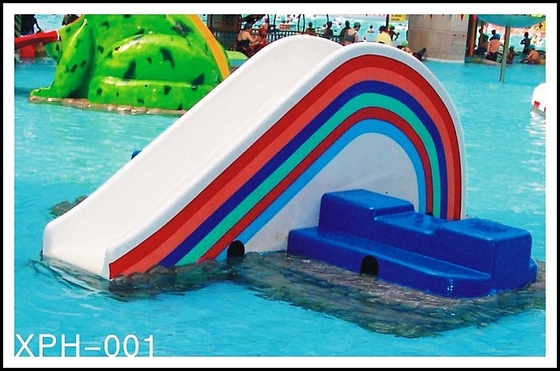 De kleine Dia van de Regenboogbrug, het Parkdia van het Kinderenwater van Kleine Waterpark voor Jonge geitjes