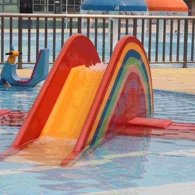 De kleine Dia van de Regenboogbrug, het Parkdia van het Kinderenwater van Kleine Waterpark voor Jonge geitjes