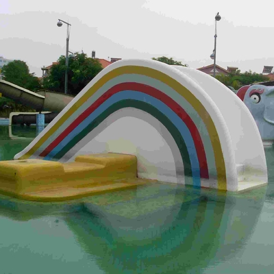 De kleine Dia van de Regenboogbrug, het Parkdia van het Kinderenwater van Kleine Waterpark voor Jonge geitjes