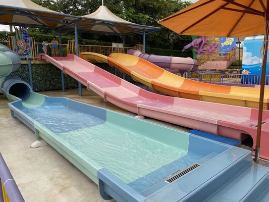 Glasvezel waterglijbaan voor kinderen met gegalvaniseerd stalen frame en aanpasbare hoogte voor buitenzwemplezier