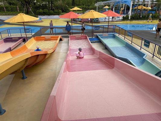 Glasvezel waterglijbaan voor kinderen met gegalvaniseerd stalen frame en aanpasbare hoogte voor buitenzwemplezier