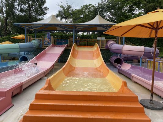 Glasvezel waterglijbaan voor kinderen met gegalvaniseerd stalen frame en aanpasbare hoogte voor buitenzwemplezier