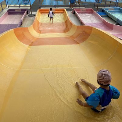 Glasvezel waterglijbaan voor kinderen met gegalvaniseerd stalen frame en aanpasbare hoogte voor buitenzwemplezier