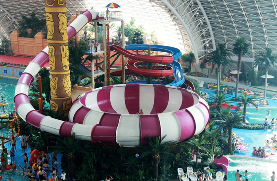 Ruimte de Diaspelen van het Komwater, Dia's 30mx72m van de Glasvezelpool Vloerruimte
