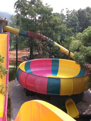 Duurzame waterparkapparatuur met Super Bowl-glijontwerp met ondersteuning van roestvrij staal en aangepaste kleuropties