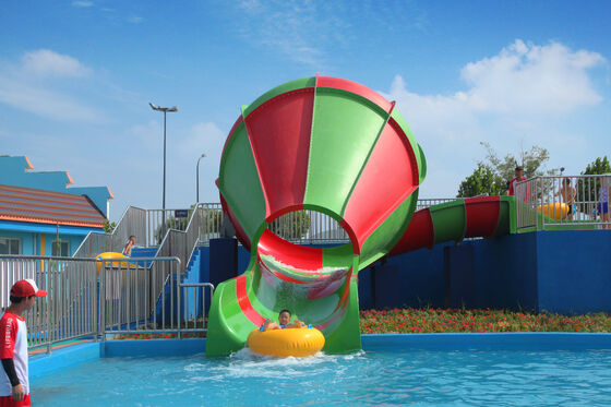 Compacte voetafdruk kleine tornado waterglijbaan met dubbel vlot en UV-bestendige geljas voor gezinsplezier