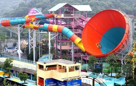 Giant Tornado Funnel waterglijbaan voor waterpark. Fiberglass Tornado Glijbaanfabrikant sinds 1994. Custom 4-persoons vlot glijbaan (HT-31)