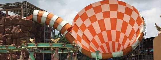 Giant Tornado Funnel waterglijbaan voor waterpark. Fiberglass Tornado Glijbaanfabrikant sinds 1994. Custom 4-persoons vlot glijbaan (HT-31)
