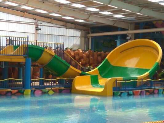 U-bocht waterglijbaan voor kinderen met compacte voetafdruk en dubbele raft voor familieplezier | Thermisch verzinkte staalconstructie