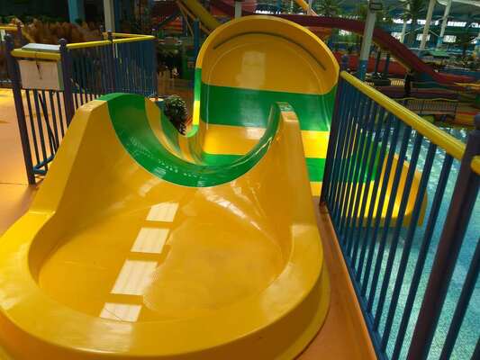 U-bocht waterglijbaan voor kinderen met compacte voetafdruk en dubbele raft voor familieplezier | Thermisch verzinkte staalconstructie