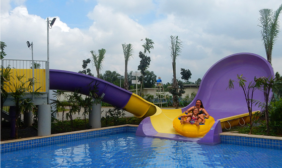 U-bocht waterglijbaan voor kinderen met compacte voetafdruk en dubbele raft voor familieplezier | Thermisch verzinkte staalconstructie