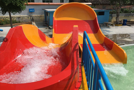 U-bocht waterglijbaan voor kinderen met compacte voetafdruk en dubbele raft voor familieplezier | Thermisch verzinkte staalconstructie