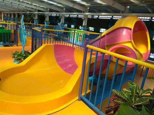 Compacte voetafdruk kleine tornado waterglijbaan met dubbel vlot en UV-bestendige geljas voor gezinsplezier