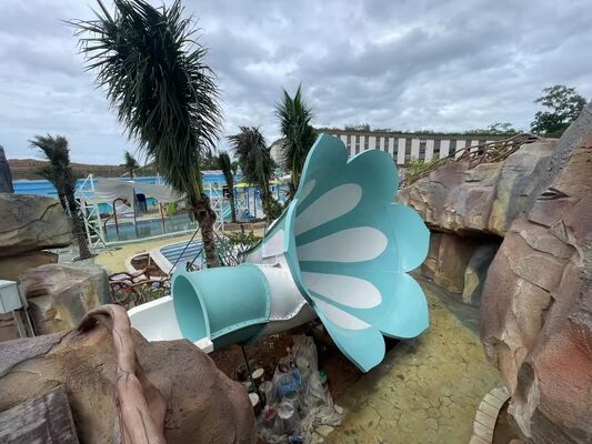 Compacte voetafdruk kleine tornado waterglijbaan met dubbel vlot en UV-bestendige geljas voor gezinsplezier