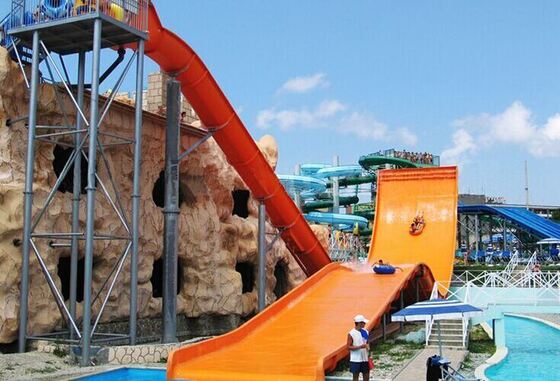 2-persoons U-Turn waterglijbaan met 13m Wall-Ride Thrill, 480 renners/uur Capaciteit en 21×58m Compact Footprint