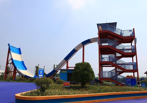 2-persoons U-Turn waterglijbaan met 13m Wall-Ride Thrill, 480 renners/uur Capaciteit en 21×58m Compact Footprint