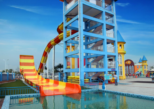 2-persoons U-Turn waterglijbaan met 13m Wall-Ride Thrill, 480 renners/uur Capaciteit en 21×58m Compact Footprint