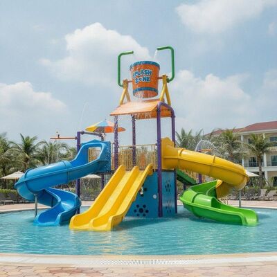 Fiberglass water speeltuin voor kinderen met 3 glijbanen, een platform en een bak voor kinderen