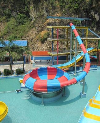 Space Bowl Waterglijbaan met 10,65m Platformhoogte, 180 Personen Capaciteit, en Thermisch Verzinkte Staalconstructie