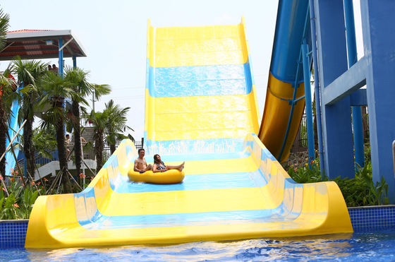 2-persoons U-Turn waterglijbaan met 13m Wall-Ride Thrill, 480 renners/uur Capaciteit en 21×58m Compact Footprint