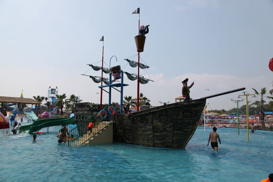 Piratenschip water spelen met hand geplaatst glasvezel vloer en warm gegalvaniseerde staalstructuur voor turnkey ondersteuning