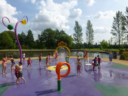 Kinderwaterspeeltoestellen met thermisch verzinkte staalconstructie, corrosiebestendige glasvezelgoot en ondiep waterveiligheidsontwerp