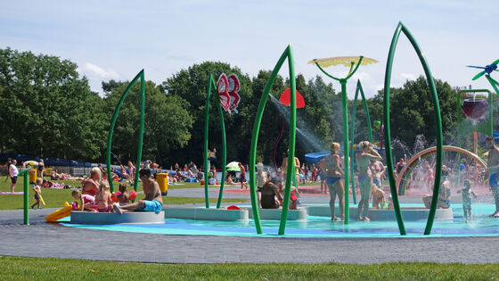 Kinderwaterspeeltoestellen met thermisch verzinkte staalconstructie, corrosiebestendige glasvezelgoot en ondiep waterveiligheidsontwerp