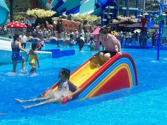 Kinderwaterspeeltoestellen met thermisch verzinkte staalconstructie, corrosiebestendige glasvezelgoot en ondiep waterveiligheidsontwerp