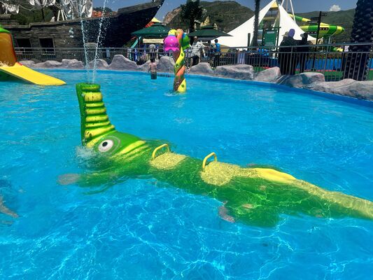 Kinderwaterspeeltoestellen met thermisch verzinkte staalconstructie, corrosiebestendige glasvezelgoot en ondiep waterveiligheidsontwerp